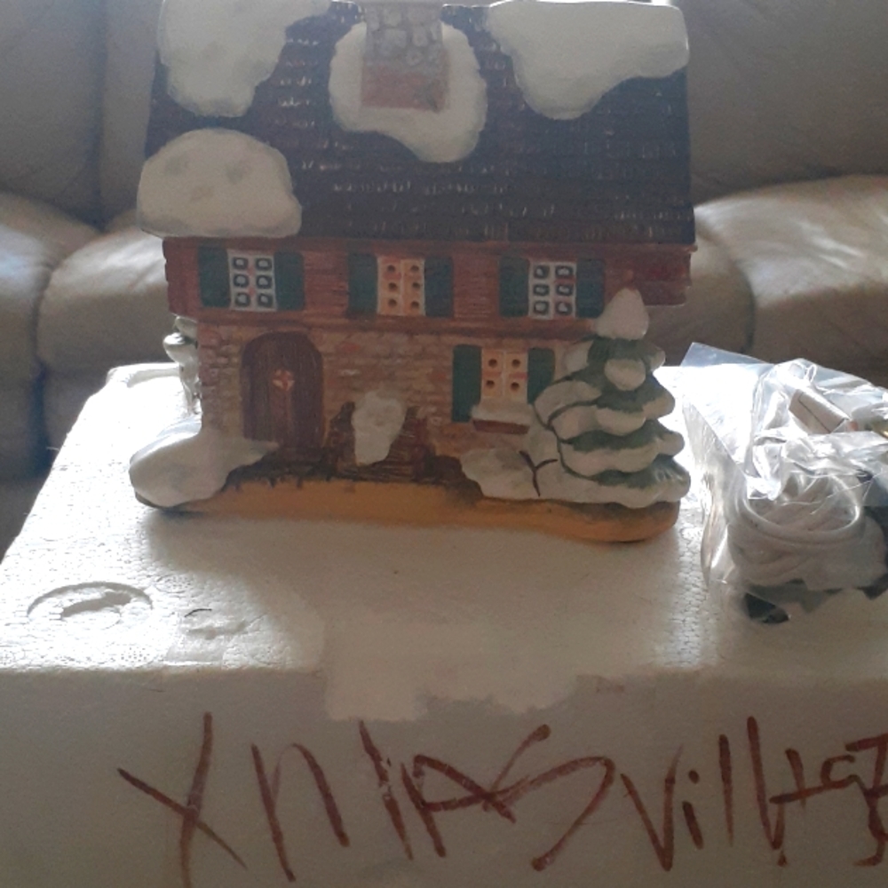 Vintage M.J. Hummel "Company's Coming" light up house sculpture #2920 A.
